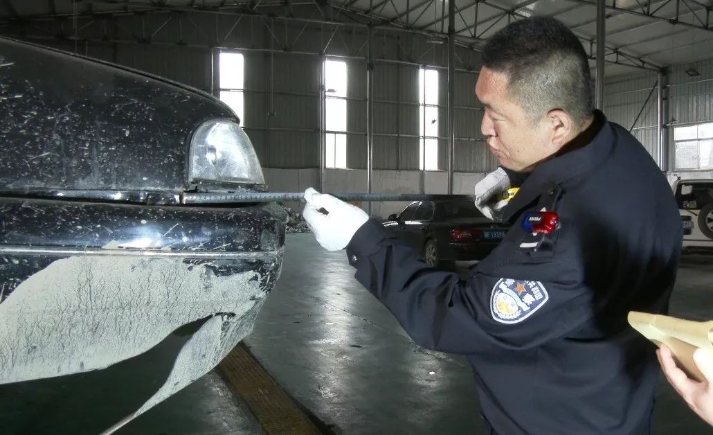 撞人下车查看后没报警离开现场,撞人了车子留在现场人走了