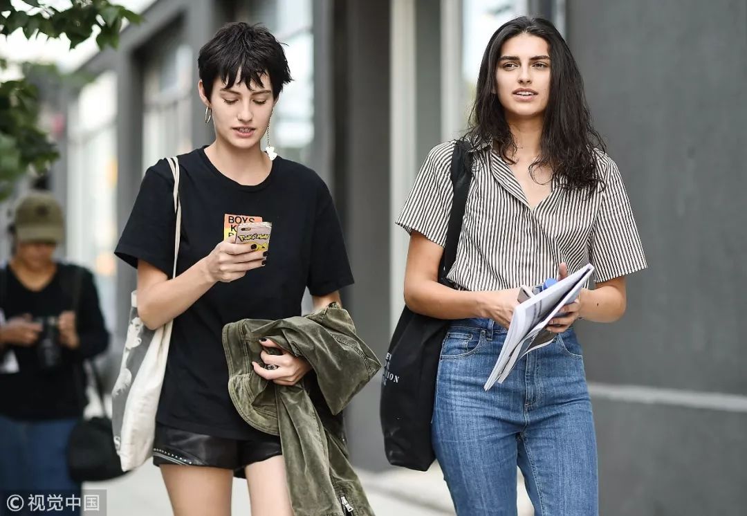 普通短袖怎么穿能穿出可爱感,夏天穿短袖显自己特别粗壮