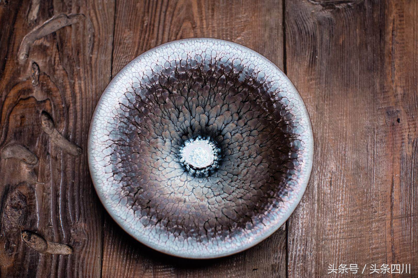 黑瓷明珠真品图片,粉青釉浮雕缠枝花瓣纹茶盏