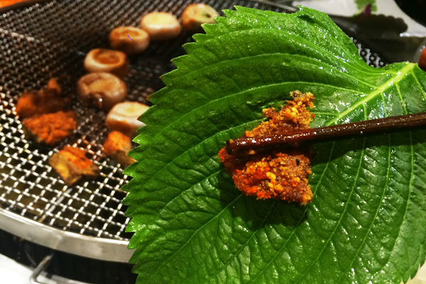 屋顶上有滋有味的火盆烤肉
