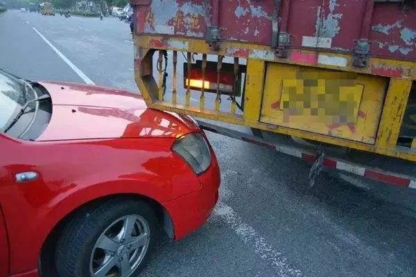 掌握这4个高速跟车技巧，远离车祸！