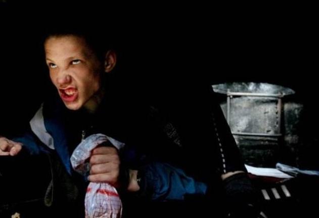 现在的年轻人玩的“真傲”，吸毒改吸强力胶！