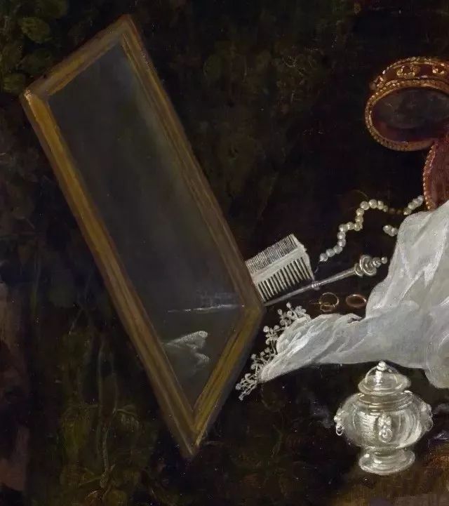 美女出浴，遭两个秃顶老头偷看！