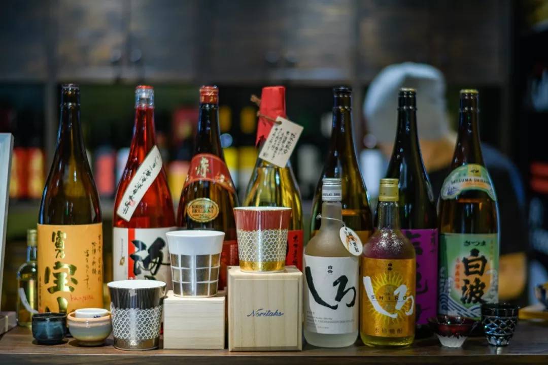 别再长胖了，否则你连这家店的门都挤不进去！