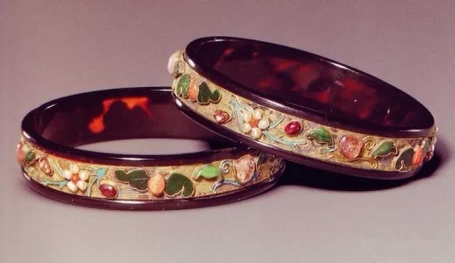 足下蹑丝履头上玳瑁光是什么意思,足下蹑丝履头上玳瑁光腰若流纨素