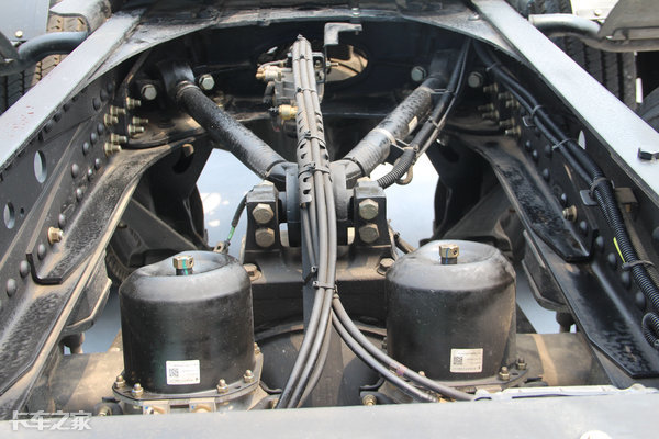 13升430马力LNG发动机,这台天然气重卡的驾驶室也能拉窗帘