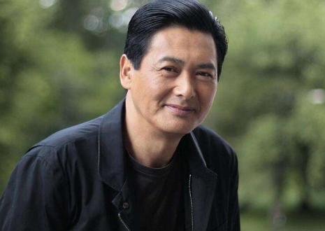 7岁父母离异，成就比肩周润发成龙，如今56岁仍然未婚无子