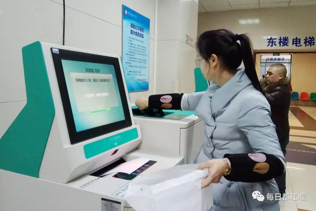 共饮一江水·携手献爱心｜上海市“医苑新星”青年医学人才都江堰公益义诊活动暨志愿者基地揭牌仪式在都江堰市举行