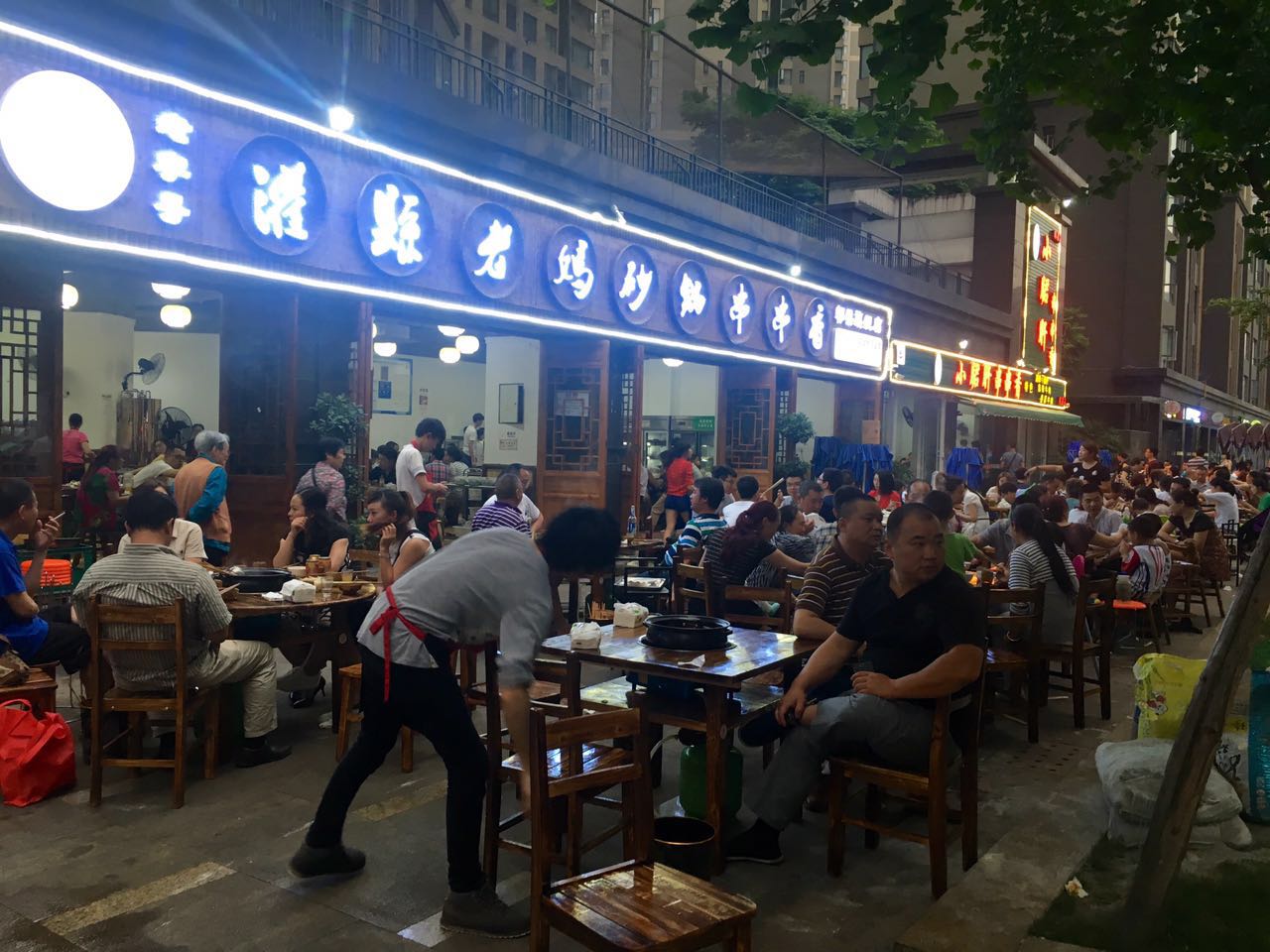 灌县老妈砂锅串串香加盟费用多少,砂锅串串香加盟费用