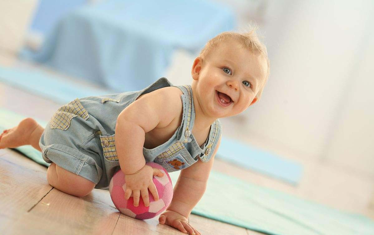 婴儿刚出生很丑后面越来越漂亮,刚出生时长得很丑长大后会好看吗