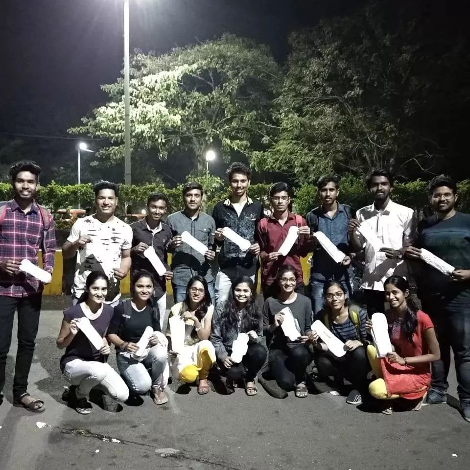 拿着卫生巾拍照为什么成了潮流？