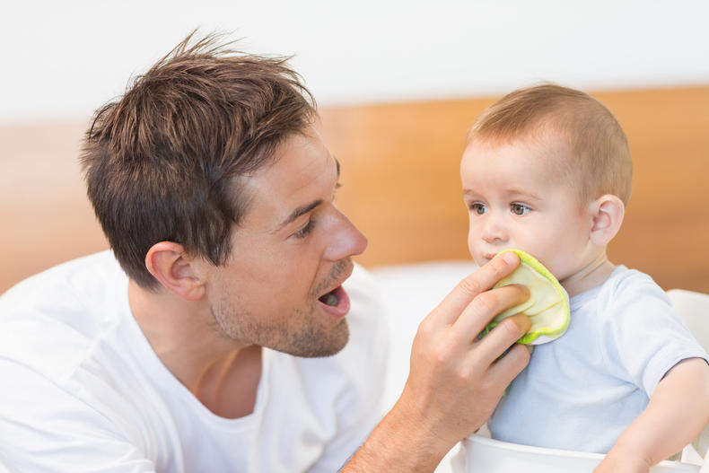 宝宝头上磕了包青了怎么办,宝宝头上磕了一个包咋办