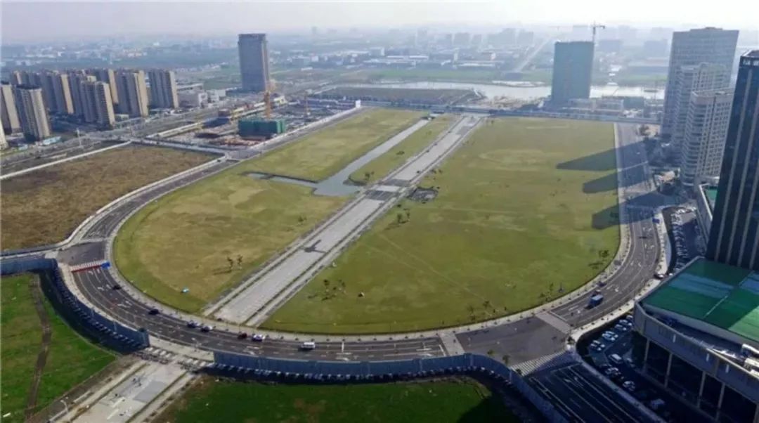 万达广场大足球场,松江万达旁边的草坪