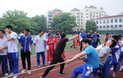 一根绳一条心,学校举行拔河比赛每7人一组