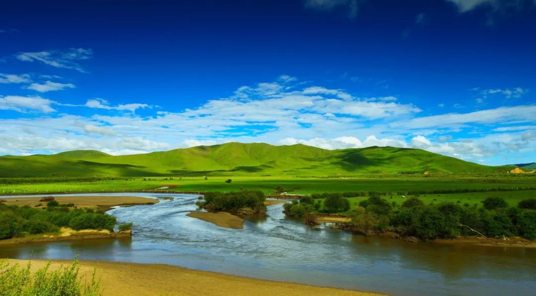连绵的群山、广袤的草原、蜿蜒的河流……它就是独一无二的若尔盖