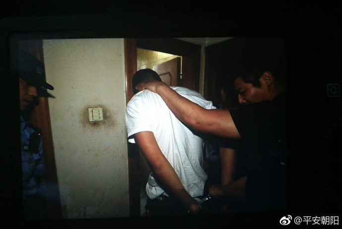 格斗男子街头打人,北京小伙街头搏击打人视频