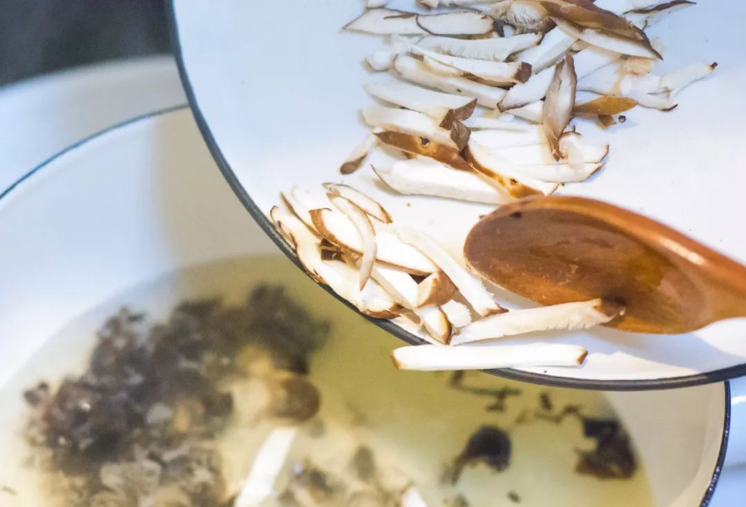 不用一分钱吃大餐,不用付钱就能吃鱼子酱