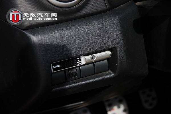 这个聚会里面没有一辆合法的车！