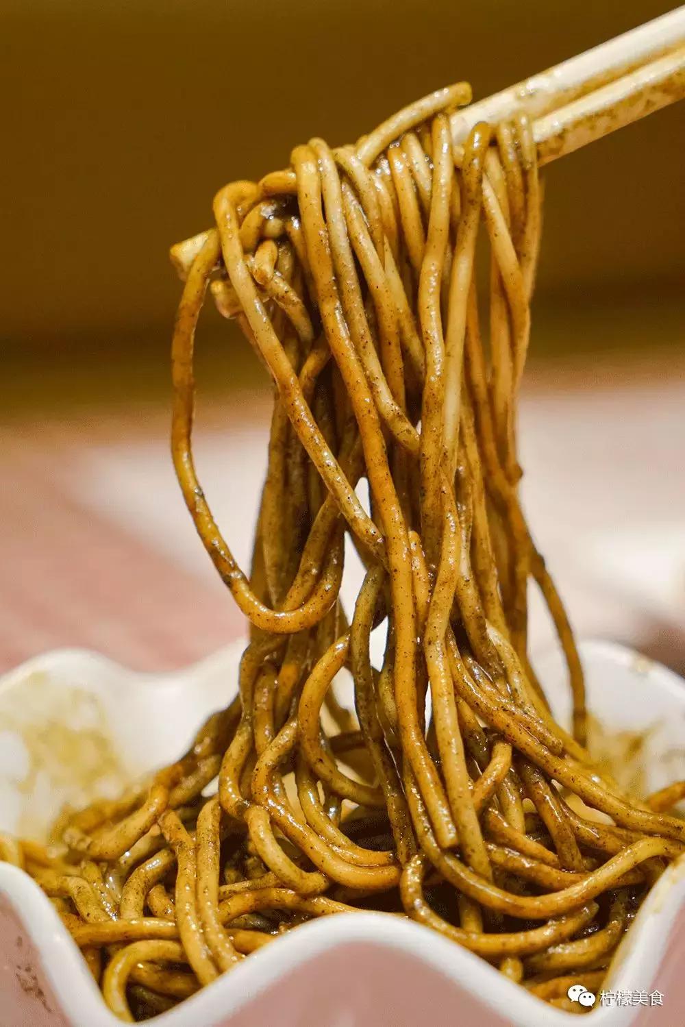 这家店很“丑”,还有一碗脏脏面