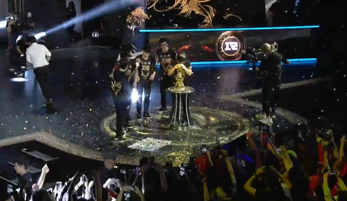 rng夺冠之夜巴黎铁塔,乌兹谈rng夺冠