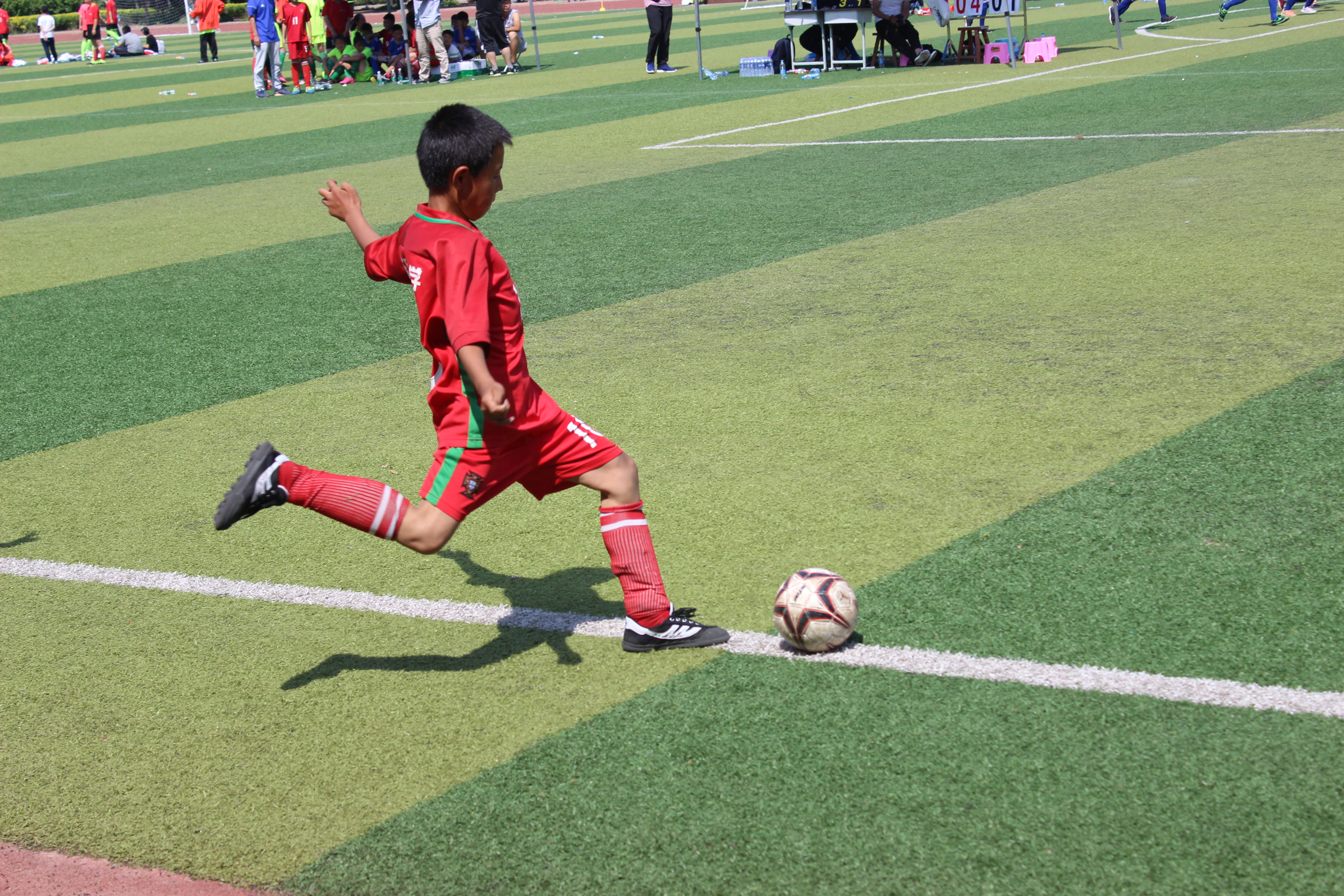 举办各年级校园足球联赛,足球梦的少年行