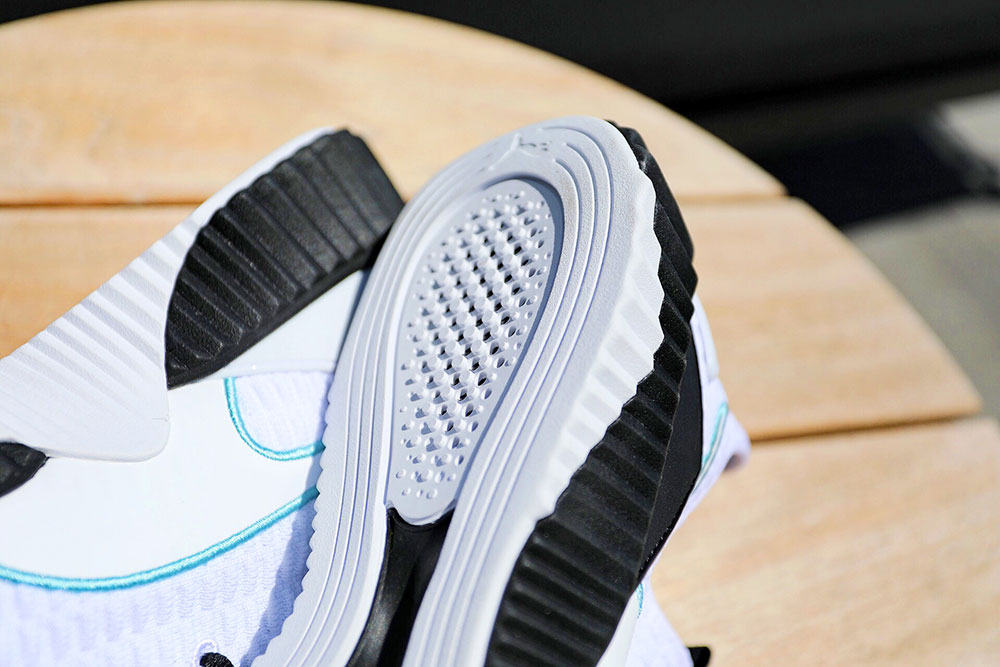 穿了这双新鞋显得腿好长!全球粉丝最多的明星亲自带货!