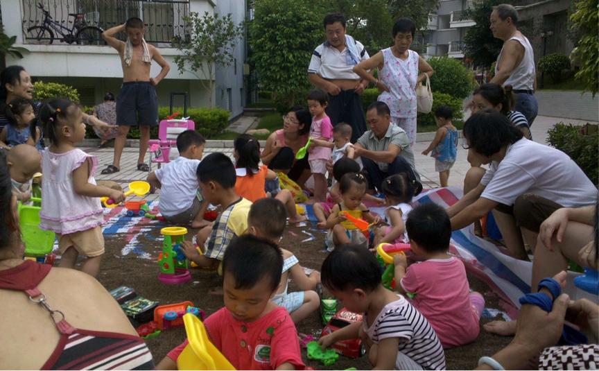 幼儿玩沙会遇到什么问题,宝宝玩的沙干了怎么办