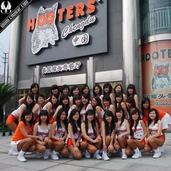 借胸上位的美国版“海底捞”，年入10亿美元，却差点毁在1件小事上…………