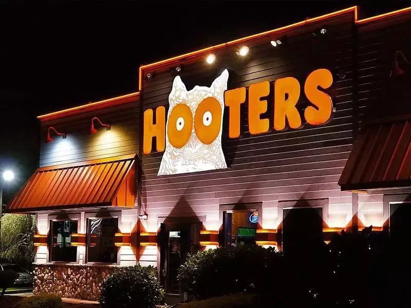 借胸上位的美国版“海底捞”，年入10亿美元，却差点毁在1件小事上…………