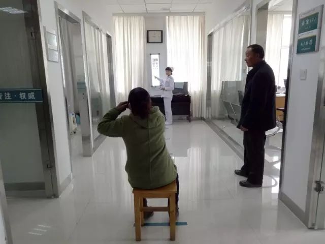 外伤眼睛肿了热敷还是冷敷好,眼睛上火肿了用冷敷还是热敷