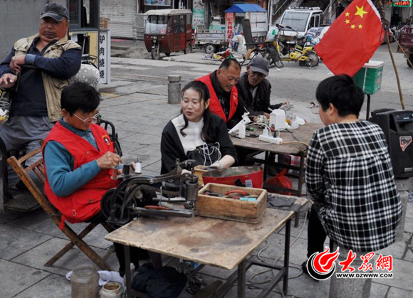 暖心！30余爱心人士看望慰问菏泽残疾人雷锋擦鞋班