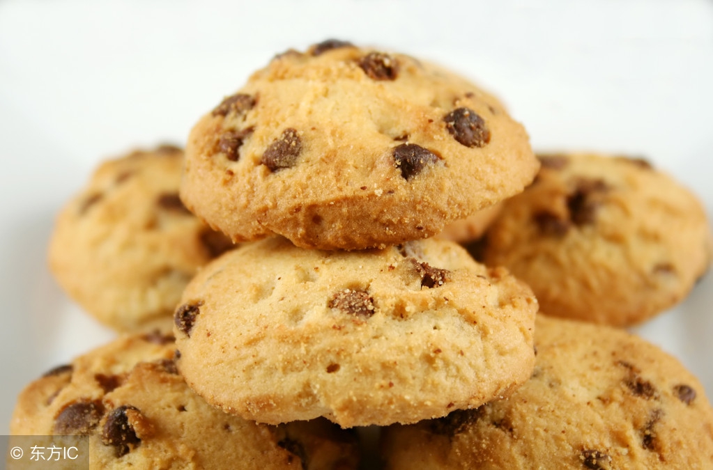 狗狗为什么趴着前行,狗狗老是趴在地上是什么原因