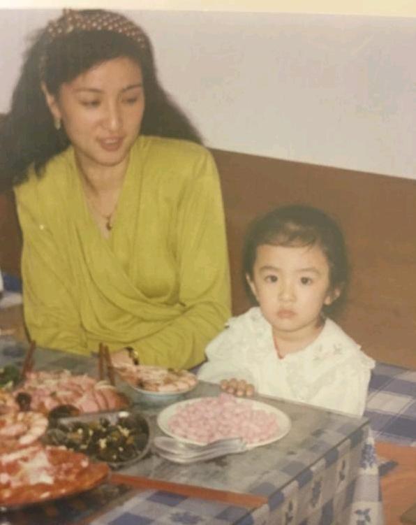 对比发现王晓晨的演艺之路太难 (王晓晨摔倒视频)