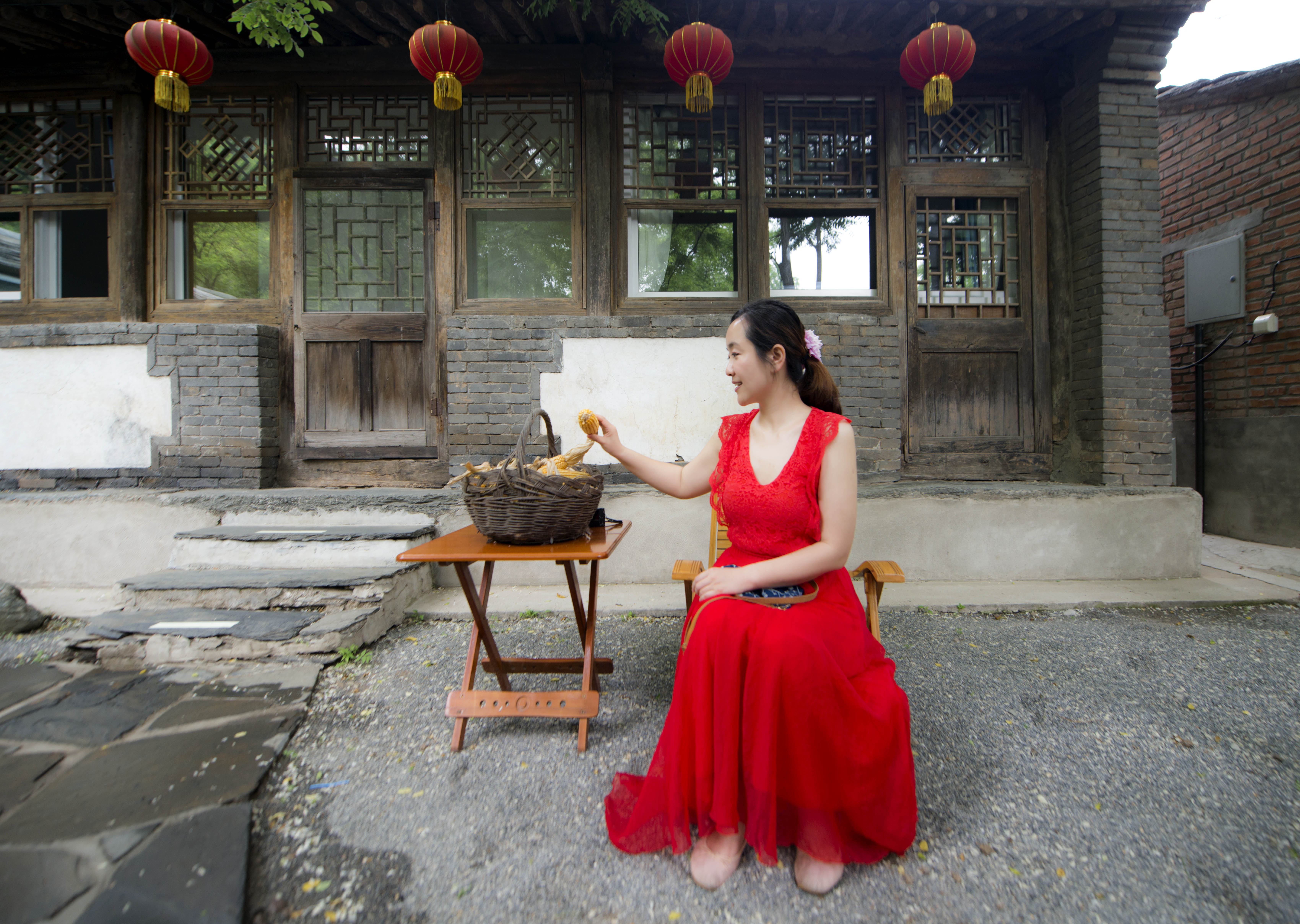 摘一簇黄栌花，把浪漫带回姥姥家，但它柔软的花身却让人不舍碰它