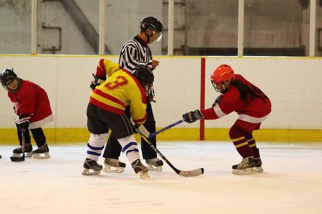 冰球规则允不允许打架,冰球比赛真的允许打架吗