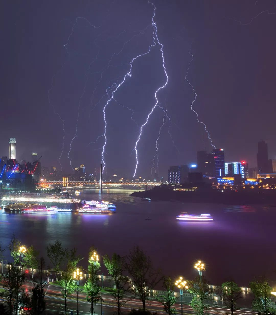 重庆夜景真的比香港好看吗,重庆夜景为什么比香港还繁华