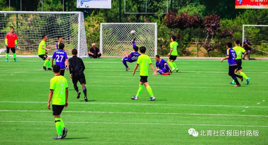 田村路山地足球联赛四强产生公务员球队和居民球队上演强强对抗