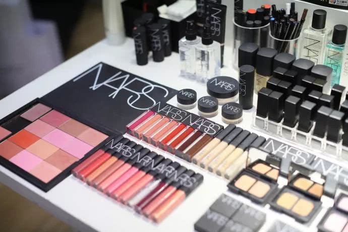 这个牌子出什么都火到断货，女生必须入一个