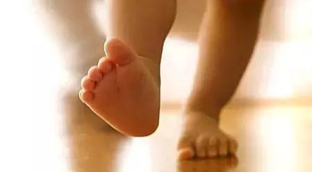 宝宝喜欢玩脚是什么原因,宝宝在床上光脚时会容易感冒吗