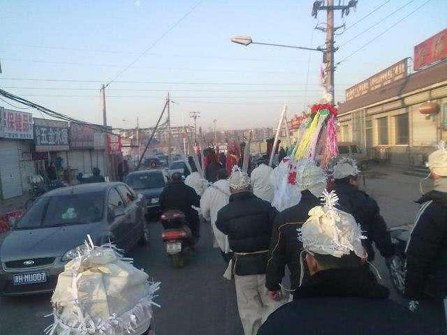 开车遇出殡车怎么办,路上开车遇到殡葬车怎么办