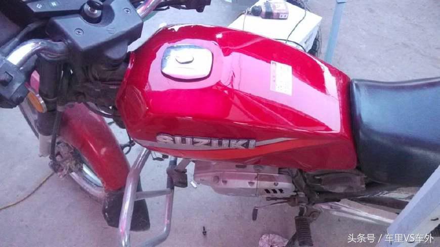 摩托车摔倒漏油还能骑吗,摩托车低速摔车了对车有什么影响