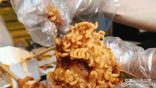 韩国小哥吃芝士热狗,韩国街头芝士热狗