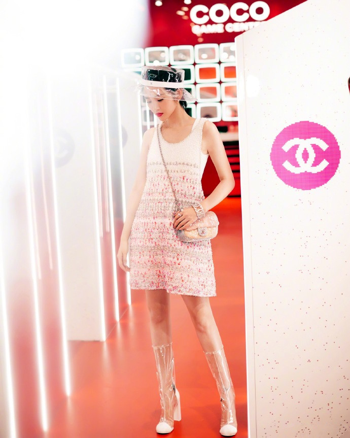 杨幂迪丽热巴同款短靴,杨幂迪丽热巴穿塑料鞋