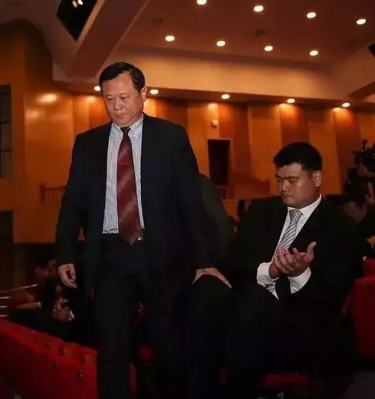 衣服上的SBS拉链买买卖卖兜了一大圈,浔兴拉链入账13亿还姓施