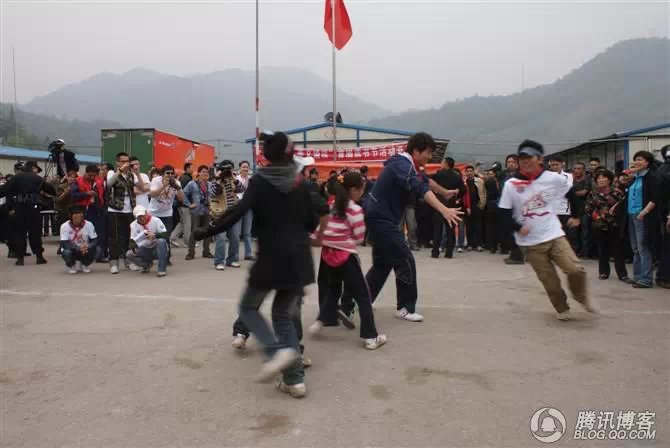 穿越地震带之什邡日记：地震周年谭咏麟黄日华众明星到蓥华小学
