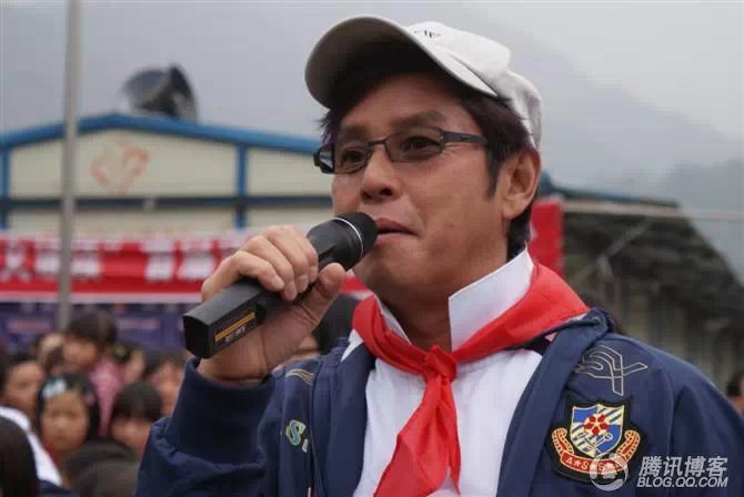 穿越地震带之什邡日记：地震周年谭咏麟黄日华众明星到蓥华小学