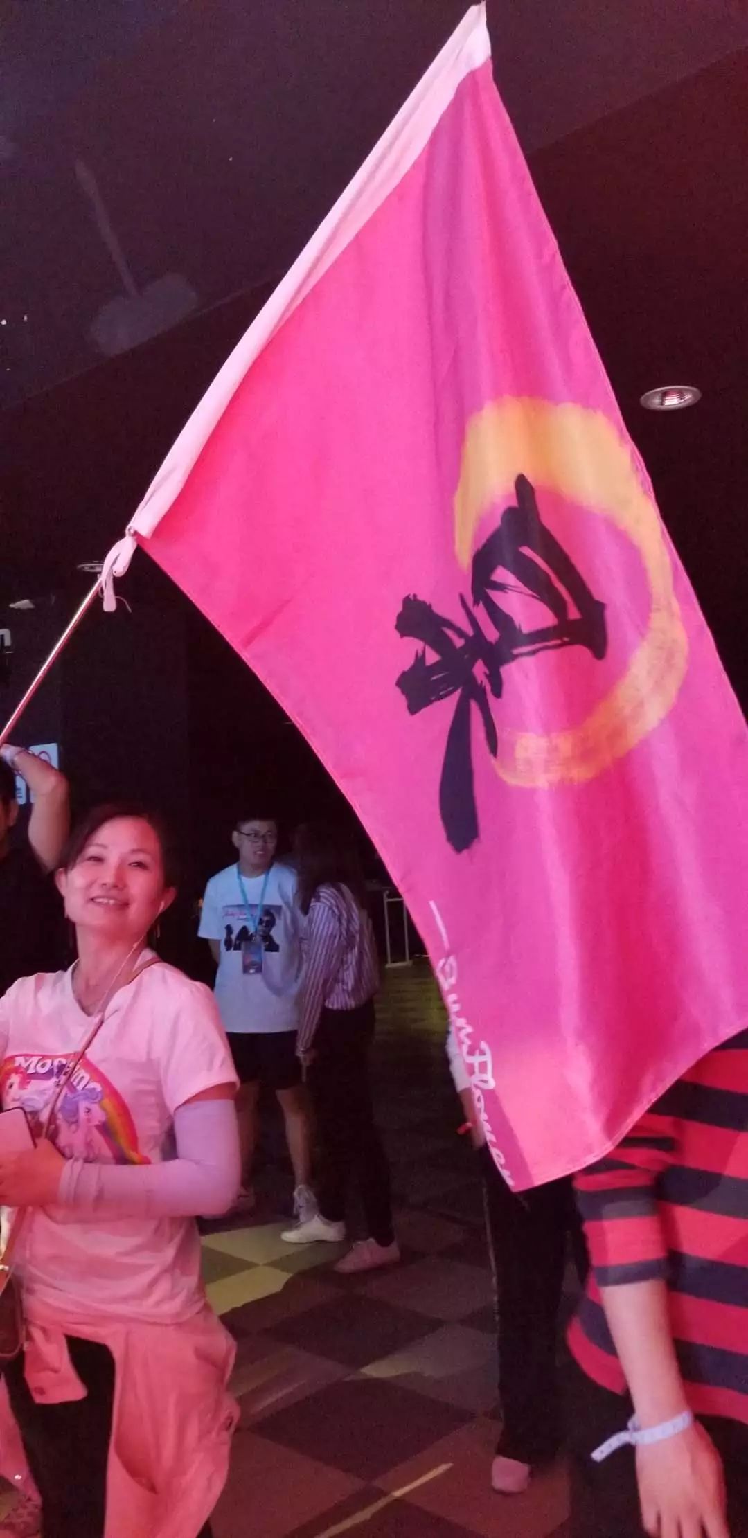 这就是街舞淘汰了一位外国选手,这就是街舞几个人抢桌子上的箱子