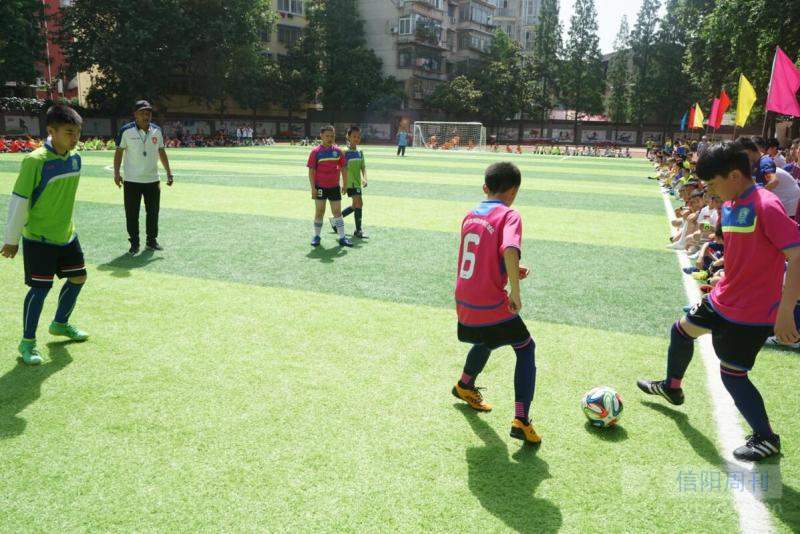 足球要从娃娃抓起图片,足球就要从小抓起