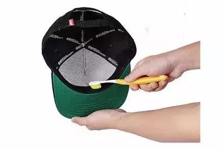 想要帽子戴的帅,清洁必须得跟上