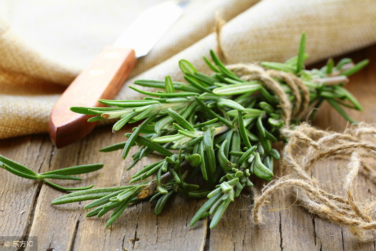 脸上毛孔粗大有坑怎么解决,脸上的毛孔又大又黑怎么处理